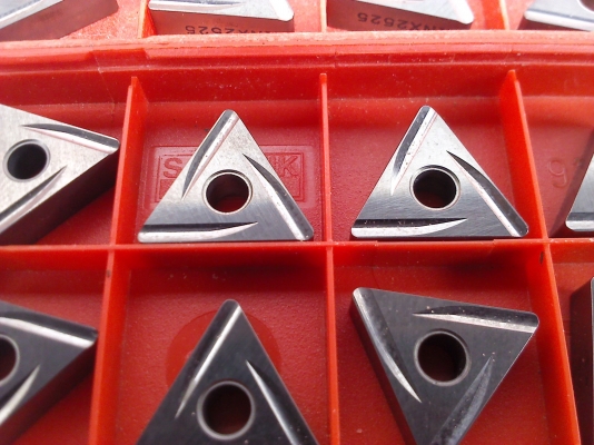 เม็ดมีด Insert มีทุกรูปทรงทุกแบบ ยึดติดกับด้ามมีดด้วยน๊อตหรือยึดติดมีหลายแบบ