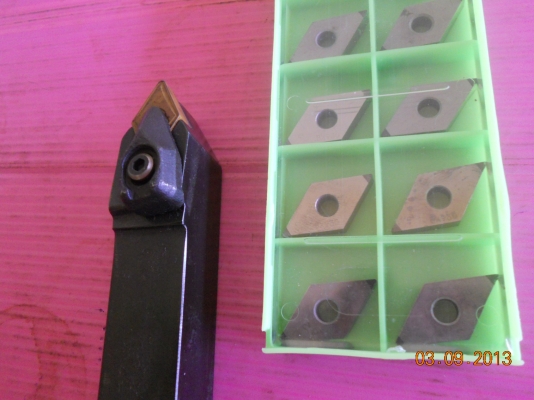 เม็ดมีด Insert มีทุกรูปทรงทุกแบบ ยึดติดกับด้ามมีดด้วยน๊อตหรือยึดติดมีหลายแบบ