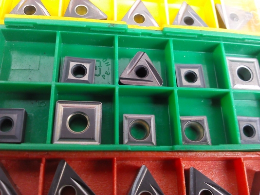 เม็ดมีด Insert มีทุกรูปทรงทุกแบบ ยึดติดกับด้ามมีดด้วยน๊อตหรือยึดติดมีหลายแบบ