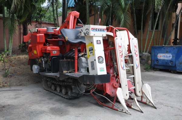 ขายรถ เกี่ยว-นวด ล้อตีนตะขาบ yanmar สภาพสวยเดิมจากญี่ปุ่น 45,000เท่านั้น!!