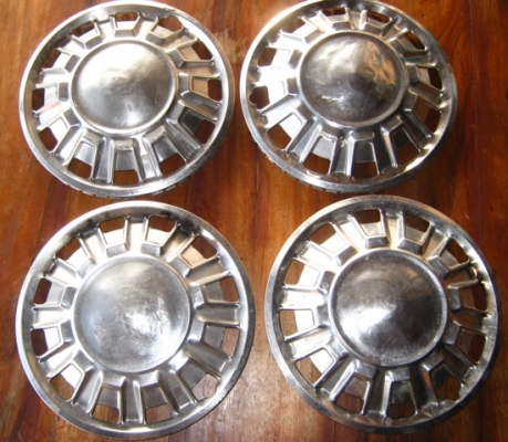 มีฝาครอบล้อสแตนเลส toyota ขอบ 13 มาขายคร๊าบ1150 บาทพร้อมส่ง 0870344663