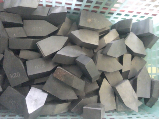 มีดกลึงแบบเชื่อมติด มีหลายแบบเช่น K-20, YT-14 ราคา 35 - 60 บาท มีหลายรูปทรง หลายขนาดหลายความหนา