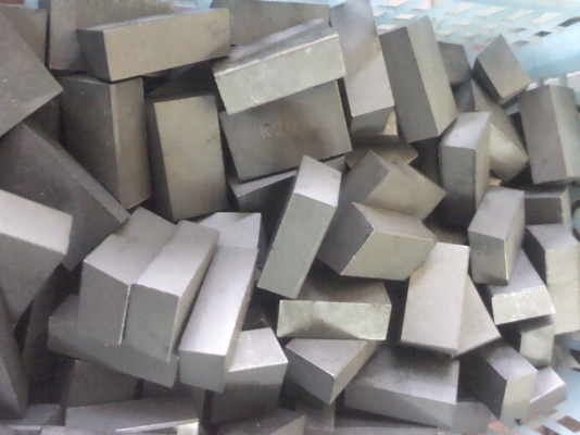 มีดกลึงแบบเชื่อมติด มีหลายแบบเช่น K-20, YT-14 ราคา 35 - 60 บาท มีหลายรูปทรง หลายขนาดหลายความหนา