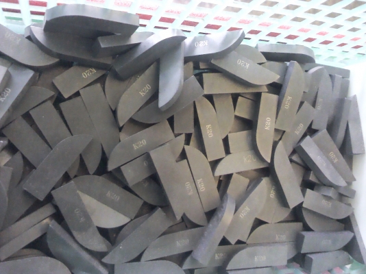 มีดกลึงแบบเชื่อมติด มีหลายแบบเช่น K-20, YT-14 ราคา 35 - 60 บาท มีหลายรูปทรง หลายขนาดหลายความหนา