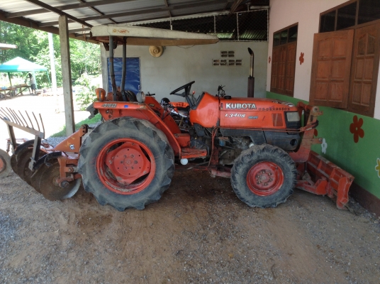 ขายรถไถคูโบต้า L3408 4W ปี 51 สภาพสวยพร้อมใช้งาน มีผานดันหน้า ผาน 5 และโรตารี เอกสารทะเบียนครบครับ ราคาต่อรองได้