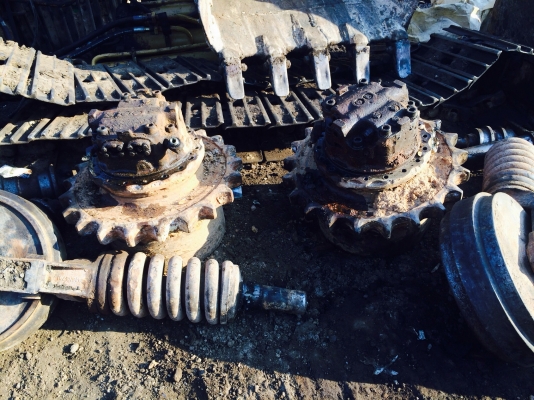 ขายด่วนตัวเดิน komatsu pc 200-5 ขายคู่ละ 100,000 บาทครับ