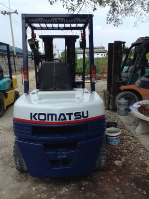 +++ ขายโฟล์คลิฟท์ KOMATSU FD30-11  ขนาด  3  ตัน (รถนอกนำเข้า)  เครื่องยนต์ดีเซล  เสา  4.3  เมตร  3ท่อนฟูลฟรีเข้าตู้  เกียร์ออโตเมติค  งา 1,070  มม.  ยางลม  *** รถนอกสภาพ 90\% พร้อมใช้งาน  สนใจรายละเอียดคุยได้ครับ โทร. 081-659-7598 ***