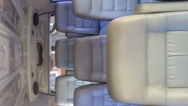 ขายเบาะหนัง 9 ขายเบาะรถตู้ 9 ที่นั่ง สีเทา และมี เบาะคาสต้อมแถวกลางและแถวหน้าหุ่นยนต์คับ ขาย 5,000