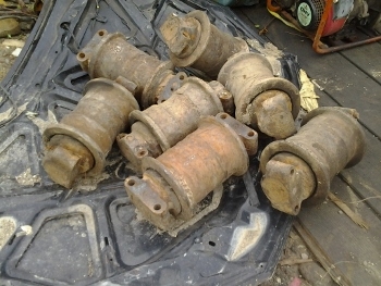 ขาย อะไหล่รถขุด - แทรค โรลเลอร์ สำหรับรถขุด แบคโฮ HITACHI CX200 ราคาตัวละ 3,500 บาท