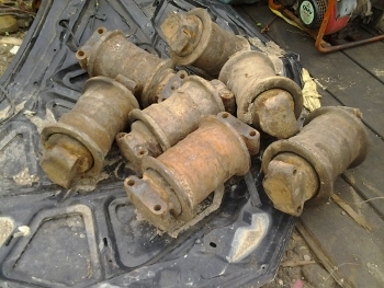 ขาย อะไหล่รถขุด - แทรค โรลเลอร์ สำหรับรถขุด แบคโฮ HITACHI CX200 ราคาตัวละ 3,500 บาท