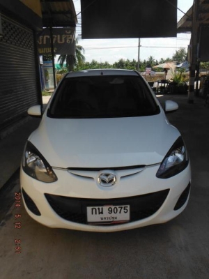 mazda 2 สีขาว 4 ประตู ปี 2012
