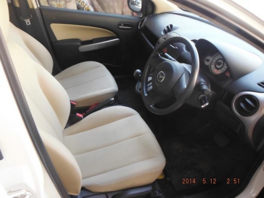 mazda 2 สีขาว 4 ประตู ปี 2012