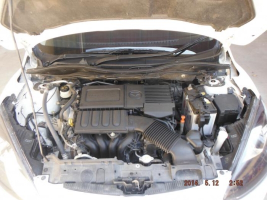 mazda 2 สีขาว 4 ประตู ปี 2012