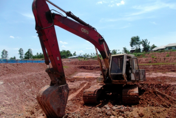 ขายด่วนแบคโฮเอฟทู2.8รถทํางานทุกวันไมมีโหลดโช่ดีตัวเดินดี