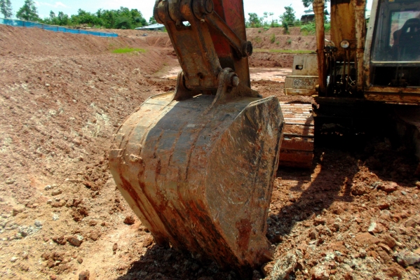 ขายด่วนแบคโฮเอฟทู2.8รถทํางานทุกวันไมมีโหลดโช่ดีตัวเดินดี