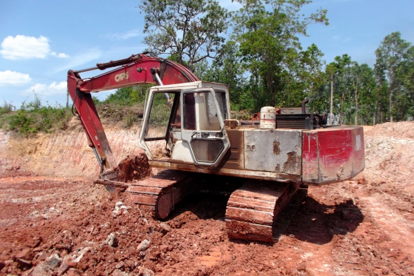 ขายด่วนแบคโฮเอฟทู2.8รถทํางานทุกวันไมมีโหลดโช่ดีตัวเดินดี