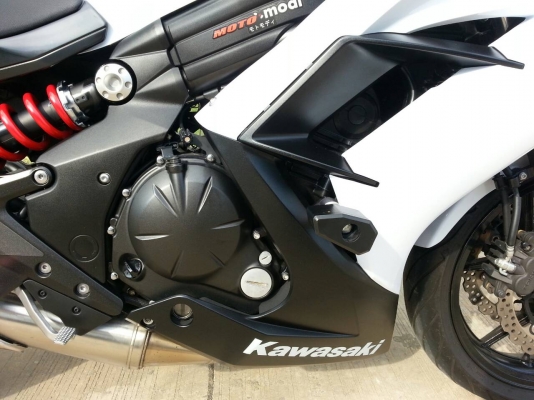 ขายNINJA 650 2013 มีนาคม สีขาว ออกศูนย์เรียว รถซื้อเงินสด เจ้าของมือเดียว สภาพใหม่ใช้น้อย 5,8xxกม.(แท้)พร้อมประกันชั้น1ถึงปี58ครับ ดูแลดี ขี่ไม่ลากรอบสูง ท่อผ่าเสียงทุ้ม เพราะไม่แผด รถสมบูรณ์ไม่มีปัญหาใดๆครับ พร้อมของแต่ง หาอยู่ไม่ผิดหวังครับ           ไม