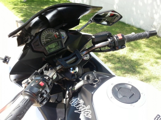 ขายNINJA 650 2013 มีนาคม สีขาว ออกศูนย์เรียว รถซื้อเงินสด เจ้าของมือเดียว สภาพใหม่ใช้น้อย 5,8xxกม.(แท้)พร้อมประกันชั้น1ถึงปี58ครับ ดูแลดี ขี่ไม่ลากรอบสูง ท่อผ่าเสียงทุ้ม เพราะไม่แผด รถสมบูรณ์ไม่มีปัญหาใดๆครับ พร้อมของแต่ง หาอยู่ไม่ผิดหวังครับ           ไม