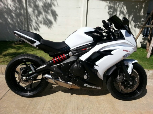 ขายNINJA 650 2013 มีนาคม สีขาว ออกศูนย์เรียว รถซื้อเงินสด เจ้าของมือเดียว สภาพใหม่ใช้น้อย 5,8xxกม.(แท้)พร้อมประกันชั้น1ถึงปี58ครับ ดูแลดี ขี่ไม่ลากรอบสูง ท่อผ่าเสียงทุ้ม เพราะไม่แผด รถสมบูรณ์ไม่มีปัญหาใดๆครับ พร้อมของแต่ง หาอยู่ไม่ผิดหวังครับ           ไม