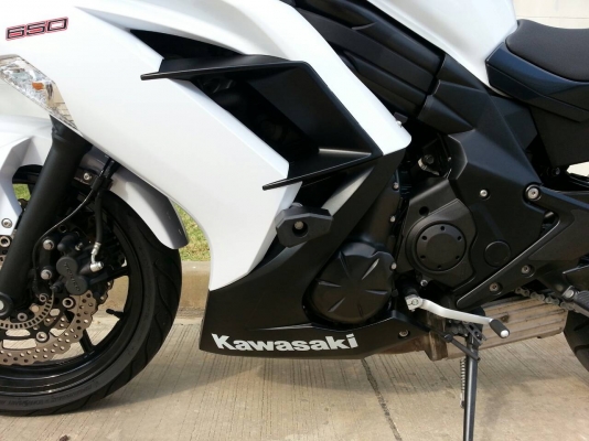 ขายNINJA 650 2013 มีนาคม สีขาว ออกศูนย์เรียว รถซื้อเงินสด เจ้าของมือเดียว สภาพใหม่ใช้น้อย 5,8xxกม.(แท้)พร้อมประกันชั้น1ถึงปี58ครับ ดูแลดี ขี่ไม่ลากรอบสูง ท่อผ่าเสียงทุ้ม เพราะไม่แผด รถสมบูรณ์ไม่มีปัญหาใดๆครับ พร้อมของแต่ง หาอยู่ไม่ผิดหวังครับ           ไม