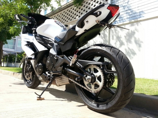 ขายNINJA 650 2013 มีนาคม สีขาว ออกศูนย์เรียว รถซื้อเงินสด เจ้าของมือเดียว สภาพใหม่ใช้น้อย 5,8xxกม.(แท้)พร้อมประกันชั้น1ถึงปี58ครับ ดูแลดี ขี่ไม่ลากรอบสูง ท่อผ่าเสียงทุ้ม เพราะไม่แผด รถสมบูรณ์ไม่มีปัญหาใดๆครับ พร้อมของแต่ง หาอยู่ไม่ผิดหวังครับ           ไม