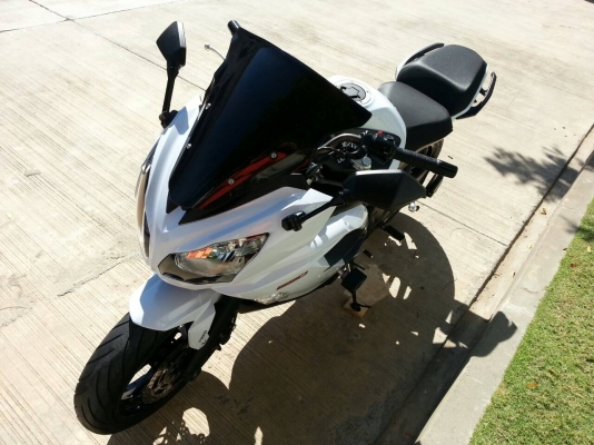 ขายNINJA 650 2013 มีนาคม สีขาว ออกศูนย์เรียว รถซื้อเงินสด เจ้าของมือเดียว สภาพใหม่ใช้น้อย 5,8xxกม.(แท้)พร้อมประกันชั้น1ถึงปี58ครับ ดูแลดี ขี่ไม่ลากรอบสูง ท่อผ่าเสียงทุ้ม เพราะไม่แผด รถสมบูรณ์ไม่มีปัญหาใดๆครับ พร้อมของแต่ง หาอยู่ไม่ผิดหวังครับ           ไม