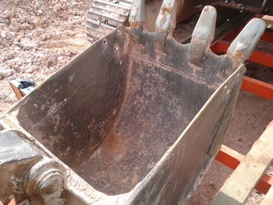 **ขายแล้ว เสี่ยใหญ่ควนปันแต อควนขนุน จ พัทลุง***แมคโคอิตาชิ UH 025 PC 60 รถลากบรรทุกแมคโคท้ายลาดยาง 900  พร้อมใช้งาน