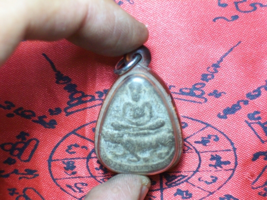 หยดน้ำนั่งเสือ เนื้อดินเจ็ดป่าช้า หลวงพ่อคง วัดวังสรรพรส พ.ศ.๒๕๑๔ รุ่นแรก(เสนอค่าบูชามาเลยครับ)