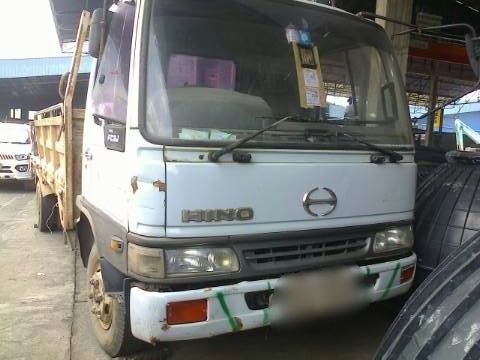 รถฮีโน่ 6 ล้อ  ( ไม่ดั้ม )  FC3J.   170 แรงม้า. ปี 42  สนใจติดต่อ  081 - 6079515