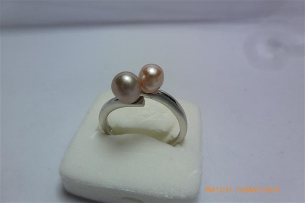 แหวนเงินมุกหนึ่งวง