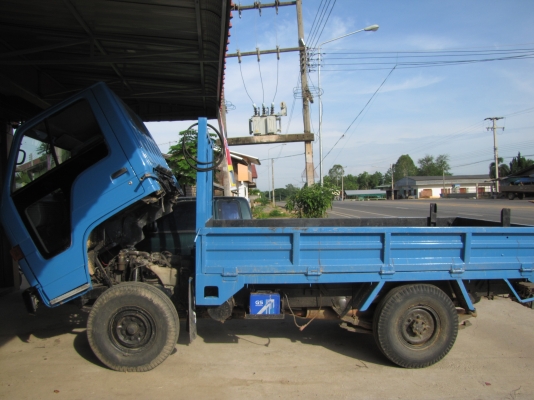 ISUZU ELF รถบรรทุก 4 ล้อ