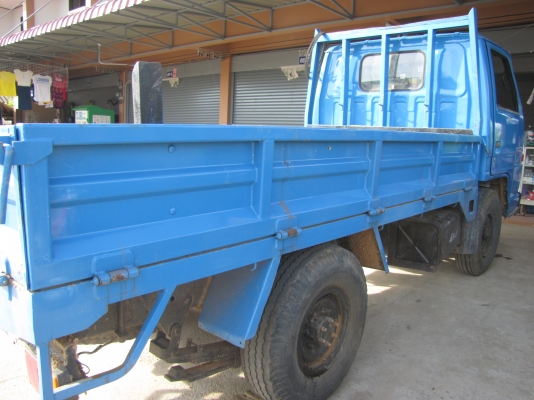 ISUZU ELF รถบรรทุก 4 ล้อ