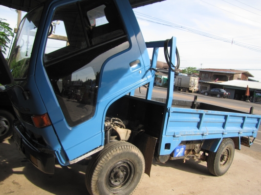 ISUZU ELF รถบรรทุก 4 ล้อ