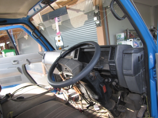 ISUZU ELF รถบรรทุก 4 ล้อ
