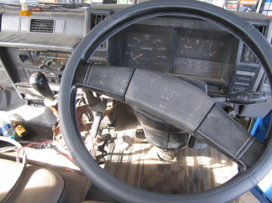ISUZU ELF รถบรรทุก 4 ล้อ