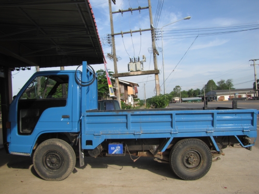 ISUZU ELF รถบรรทุก 4 ล้อ