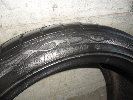 ยาง DEESTONE 205/45ZR17 ปี09 สวยๆ 1 คู่ ราคา 1500 บาท