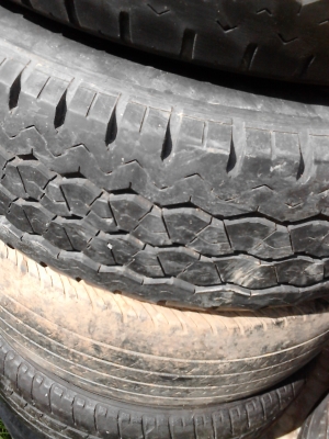 215/70R15 ขายยางเหมา เส้นละ 300 บาท ของ BRIDGESTONE  TEL.081-427-3941
