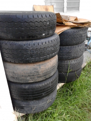 215/70R15 ขายยางเหมา เส้นละ 300 บาท ของ BRIDGESTONE  TEL.081-427-3941
