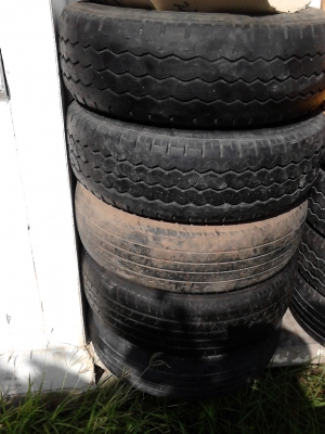 215/70R15 ขายยางเหมา เส้นละ 300 บาท ของ BRIDGESTONE  TEL.081-427-3941