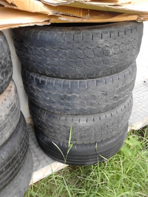 215/70R15 ขายยางเหมา เส้นละ 300 บาท ของ BRIDGESTONE  TEL.081-427-3941