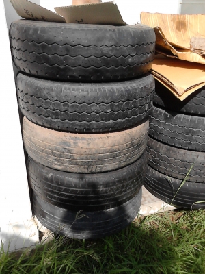 215/70R15 ขายยางเหมา เส้นละ 300 บาท ของ BRIDGESTONE  TEL.081-427-3941