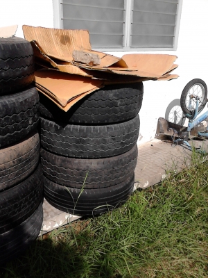 215/70R15 ขายยางเหมา เส้นละ 300 บาท ของ BRIDGESTONE  TEL.081-427-3941