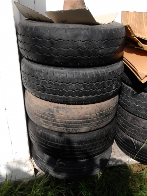 215/70R15 ขายยางเหมา เส้นละ 300 บาท ของ BRIDGESTONE  TEL.081-427-3941