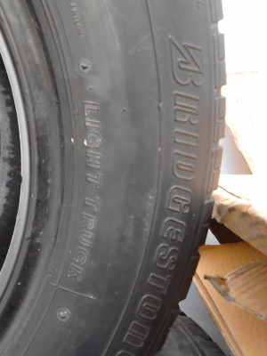215/70R15 ขายยางเหมา เส้นละ 300 บาท ของ BRIDGESTONE  TEL.081-427-3941
