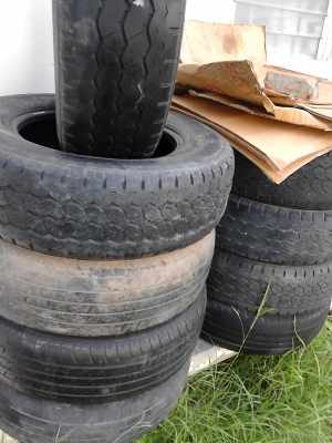 215/70R15 ขายยางเหมา เส้นละ 300 บาท ของ BRIDGESTONE  TEL.081-427-3941