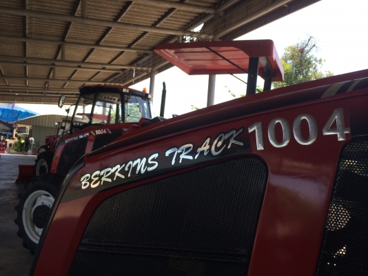 ขายถูกสู้วิกฤตเศรษฐกิจรถใหม่ป้ายแดงแทรกเตอร์ Berkins Track 4 WD ขายถูกสู้วิกฤตเศรษฐกิจรถใหม่ป้ายแดงแทรกเตอร์ Berkins Track 4 WD