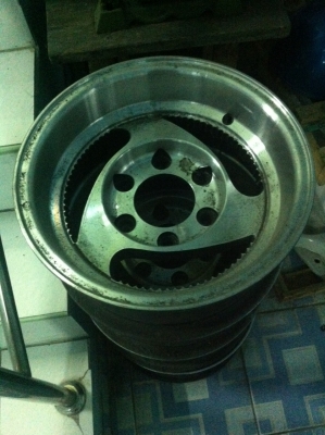 ขายล้อ 6รู ขอบ 14 กว้าง6นิ้ว สภาพดี ล้างฝุ่นออกก็ใหม่แล้ว