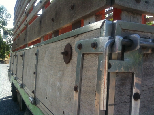 ขายรถ 6 ล้อ Hino KM310 เครื่องเดิม 110 แรง ไม่หลวมครับ กระบะไม้บานพับเป็นสแตนเลสทุกตัว 4.30 x 2.00 ม. ทะเบียน ม.79