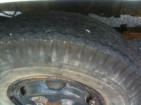 ขายรถ 6 ล้อ Hino KM310 เครื่องเดิม 110 แรง ไม่หลวมครับ กระบะไม้บานพับเป็นสแตนเลสทุกตัว 4.30 x 2.00 ม. ทะเบียน ม.79